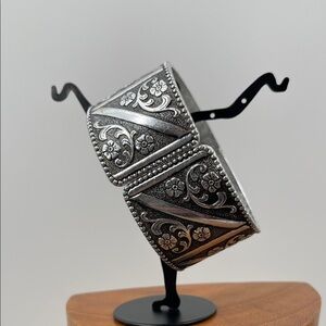 2.6.26-28 MOD Floral Engraved Silver Hinge Cuff Bracelet